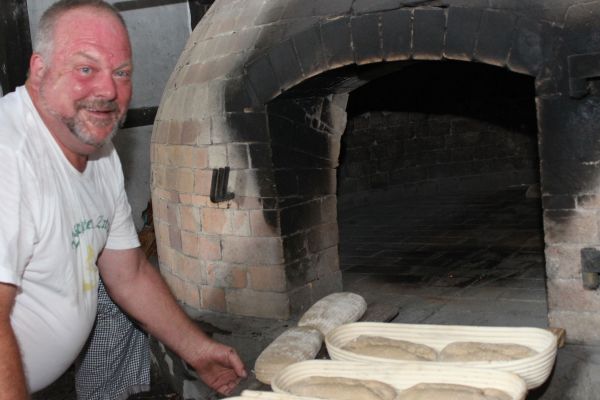 Bäcker Heinz backt Steinofenbrot